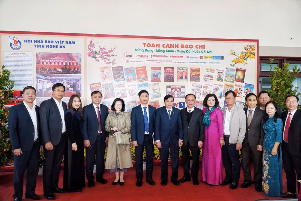 Các đại biểu, khách mời tham quan gian trưng bày báo.