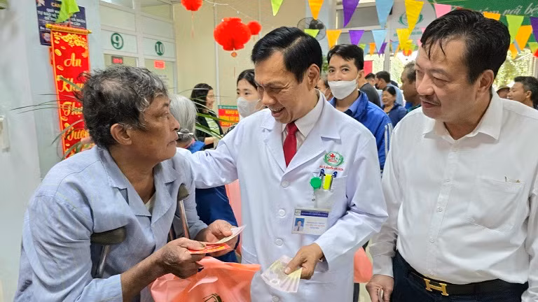 Lãnh đạo bệnh viện và nhà tài trợ mừng tuổi cho các bệnh nhân. Lãnh đạo bệnh viện và nhà tài trợ mừng tuổi cho các bệnh nhân.