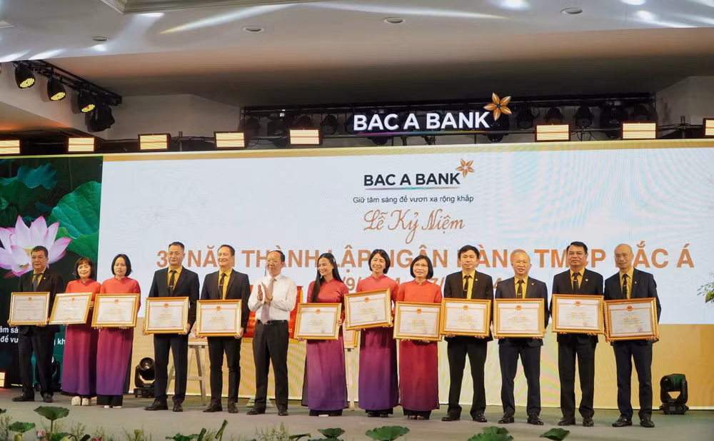 Tặng Bằng khen cho tập thể và cá nhân Bac A Bank đạt thành tích xuất sắc trong sự nghiệp xây dựng và phát triển kinh tế tỉnh Nghệ An. Tặng Bằng khen cho tập thể và cá nhân Bac A Bank đạt thành tích xuất sắc trong sự nghiệp xây dựng và phát triển kinh tế tỉnh Nghệ An.