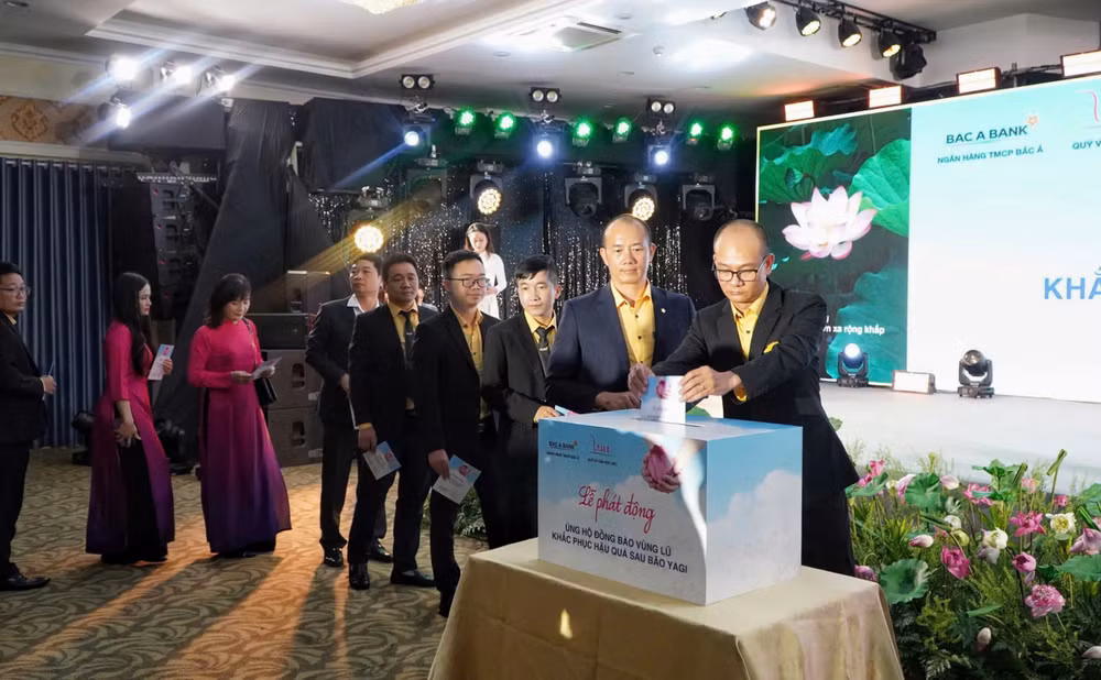 Các đại biểu quyên góp ủng hộ xây dựng hai trường học ở Lào Cai và Cao Bằng bị hư hại hoàn toàn do bão Yagi. Các đại biểu quyên góp ủng hộ xây dựng hai trường học ở Lào Cai và Cao Bằng bị hư hại hoàn toàn do bão Yagi.