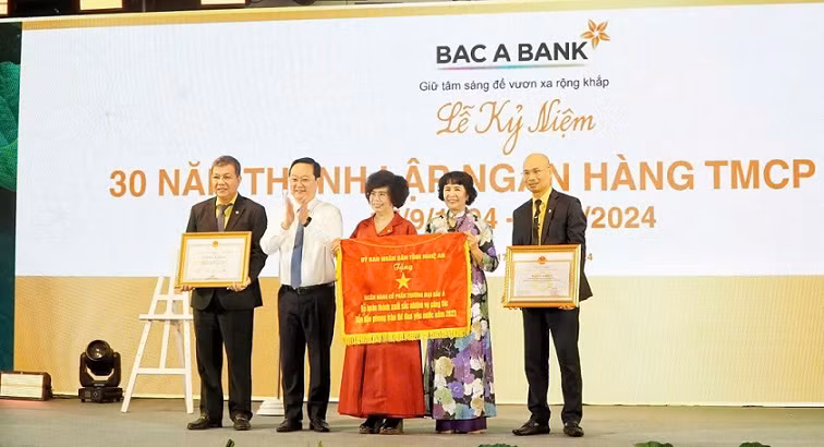 Trao tặng cờ thi đua và bằng khen của Thống đốc Ngân hàng Nhà nước Việt Nam và Ủy ban nhân dân tỉnh Nghệ An cho tập thể và cá nhân xuất sắc Bac A Bank.