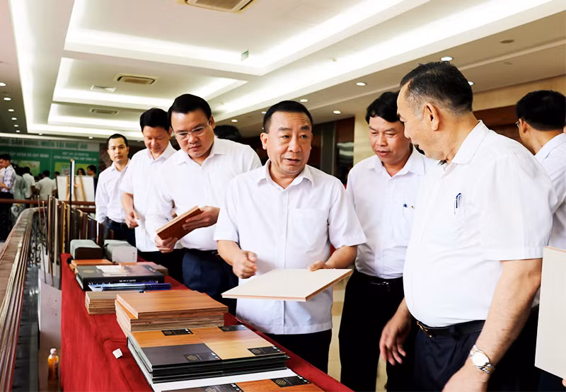 Giới thiệu sản phẩm đến các nhà phân phối. Ảnh Phan Quỳnh.