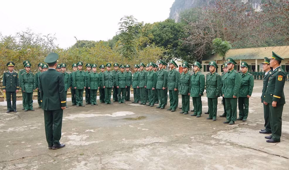 Sau lễ khai giảng các chiến sĩ mới bước ngay vào huấn luyện. Sau lễ khai giảng các chiến sĩ mới bước ngay vào huấn luyện.