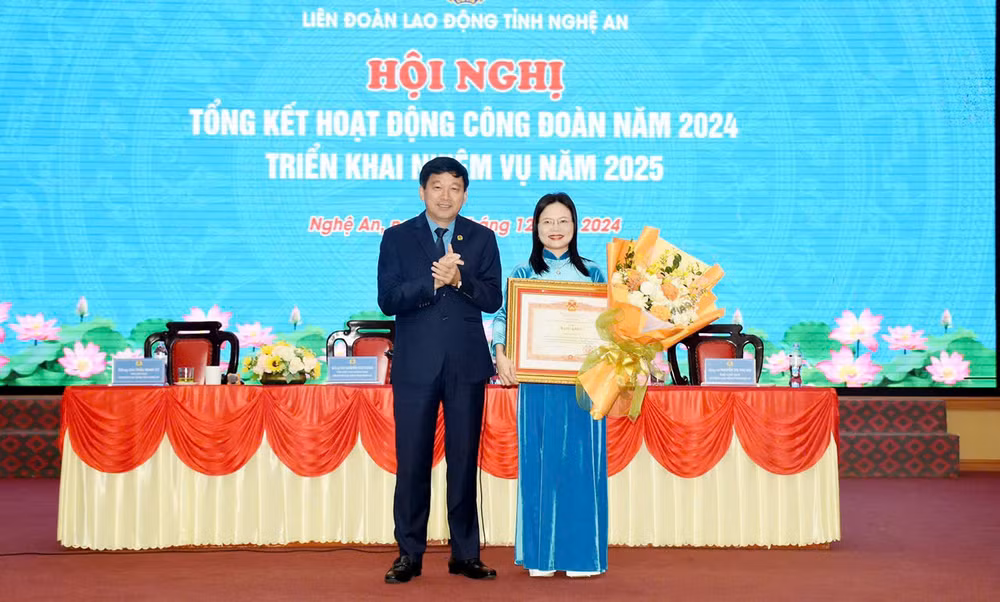 Thừa ủy quyền của Thủ tướng Chính phủ, Chủ tịch Liên đoàn Lao động tỉnh Nghệ An Kha Văn Tám trao Bằng khen cho cá nhân có thành tích xuất sắc.