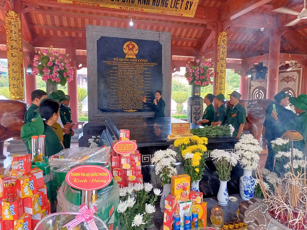 Nhiều đoàn cựu chiến binh, thanh niên xung phong về dâng hương hoa tại Khu di tích Truông Bồn.