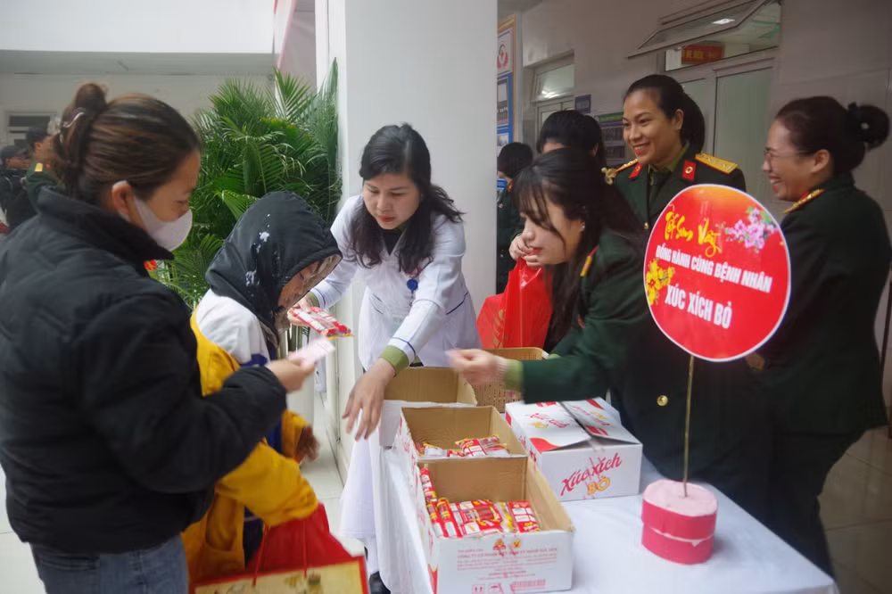 Xuân ấm áp, Tết nghĩa tình ở Bệnh viện Quân y 4 ảnh 1