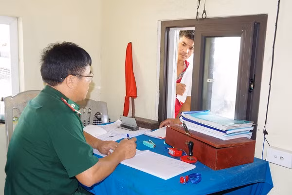 Làm thủ tục xuất bến cho các chủ phương tiện tại Trạm kiểm soát Biên phòng Lạch Cờn. Làm thủ tục xuất bến cho các chủ phương tiện tại Trạm kiểm soát Biên phòng Lạch Cờn.