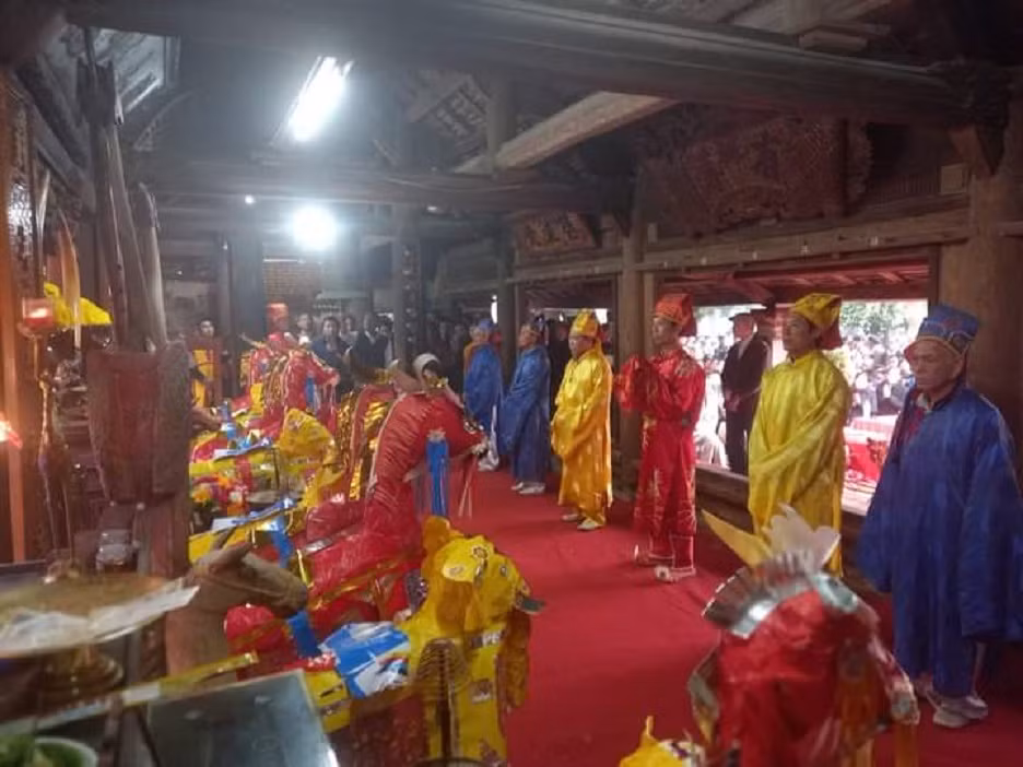 Con cháu họ Nguyễn Đình thăm tế Đức tổ ngày 29 tháng Giêng.