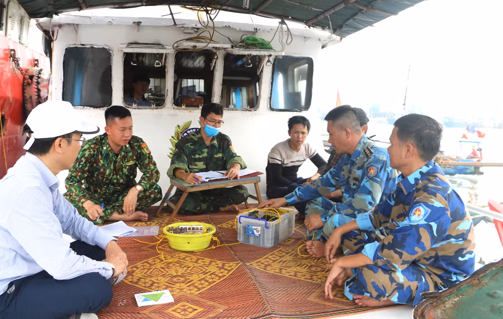 Kiểm tra, nhắc nhở, xử phạt các phương tiện đánh bắt sai quy định.