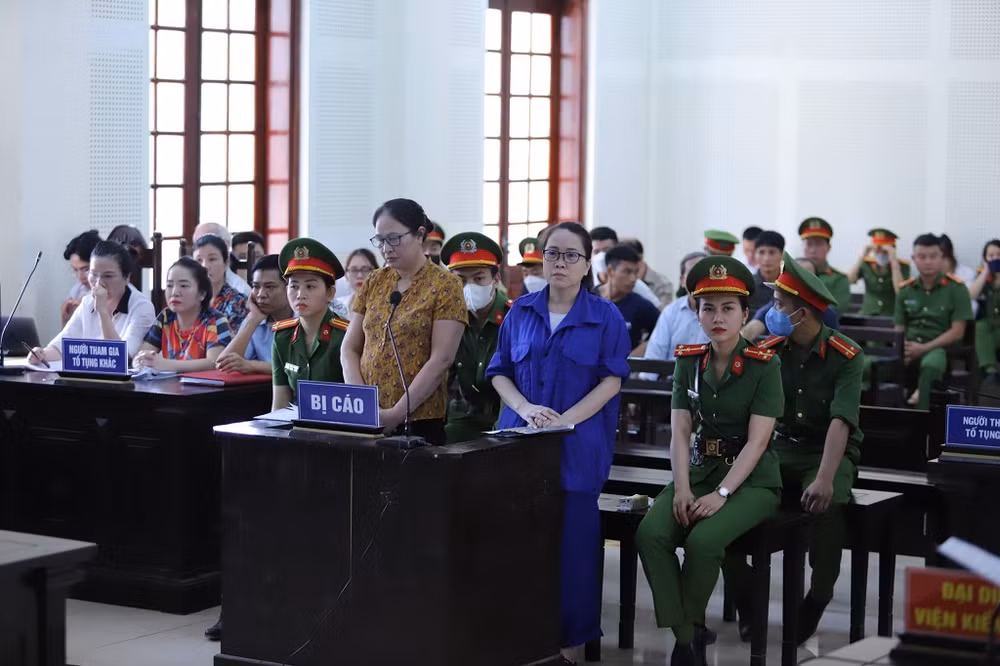 Bị cáo Lê Thị Dung (bên phải) và Nguyễn Thị Hương tại phiên tòa phúc thẩm ngày 13/6.