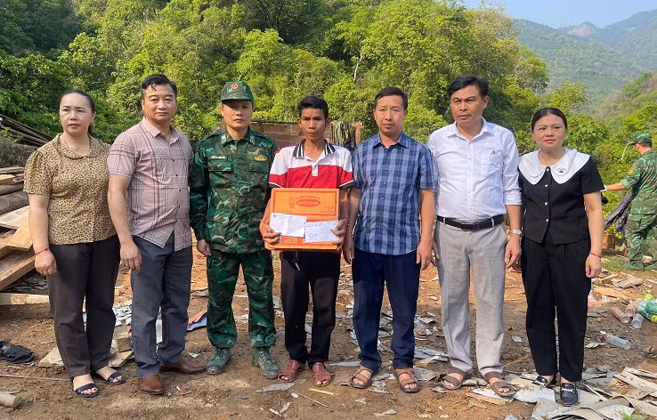 Đồn Biên phòng Mường Ải và các đoàn thể tặng quà cho gia đình anh Moong Văn Sun, bản Xốp Phe, xã Mường Típ. Đồn Biên phòng Mường Ải và các đoàn thể tặng quà cho gia đình anh Moong Văn Sun, bản Xốp Phe, xã Mường Típ.
