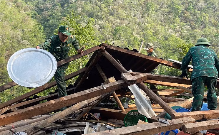 Giúp người dân dựng lại nhà bị đổ sập để sớm ổn định cuộc sống. Giúp người dân dựng lại nhà bị đổ sập để sớm ổn định cuộc sống.