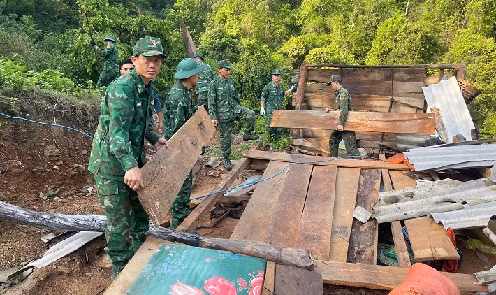 Đồn Biên phòng Mường Ải giúp người dân dựng lại nhà bị đổ do giông lốc.