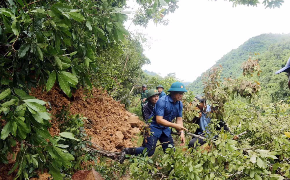 Ngày 10/9, đoàn công tác huyện Kỳ Sơn kiểm tra các điểm sạt lở trên đường vào bản Cha Nga.