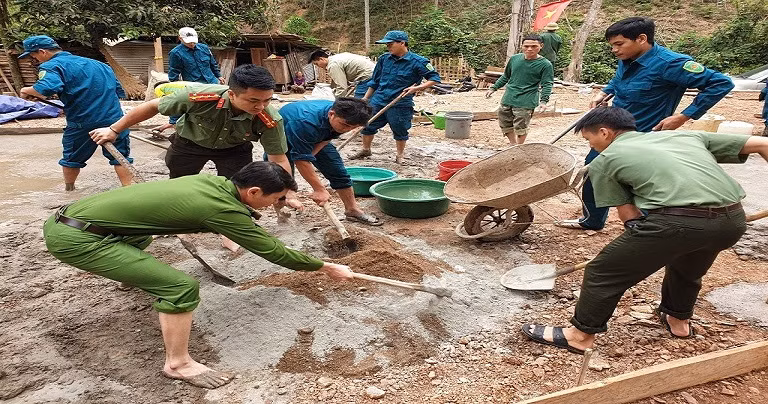 Lực lượng công an huyện và dân quân tự vệ ở Tương Dương hỗ trợ những hộ nghèo, neo đơn làm nhà ở.