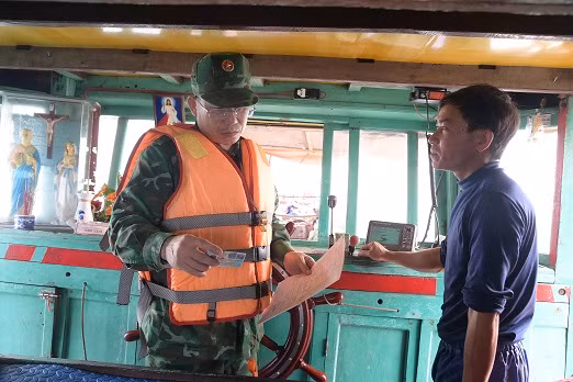 Bộ đội Biên phòng Nghệ An kiểm tra hồ sơ thuyền viên và giấy tờ liên quan.
