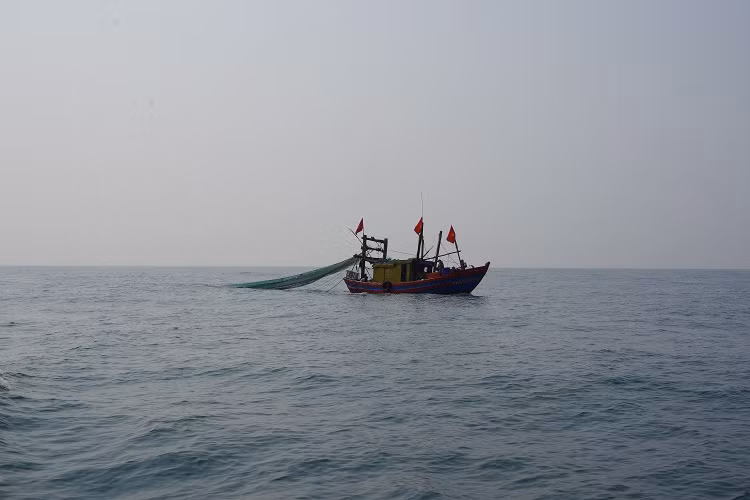 Phương tiện bị phát hiện tàng trữ trái phép kích điện khi đang hành nghề trên biển. Phương tiện bị phát hiện tàng trữ trái phép kích điện khi đang hành nghề trên biển.