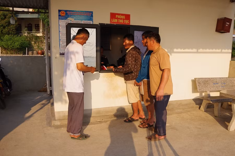Tại Trạm kiểm soát biên phòng Lạch Cờn, cán bộ Đồn Biên phòng Quỳnh Phương hướng dẫn ngư dân thực hiện đúng quy trình, thủ tục để tránh vi phạm pháp luật. Tại Trạm kiểm soát biên phòng Lạch Cờn, cán bộ Đồn Biên phòng Quỳnh Phương hướng dẫn ngư dân thực hiện đúng quy trình, thủ tục để tránh vi phạm pháp luật.