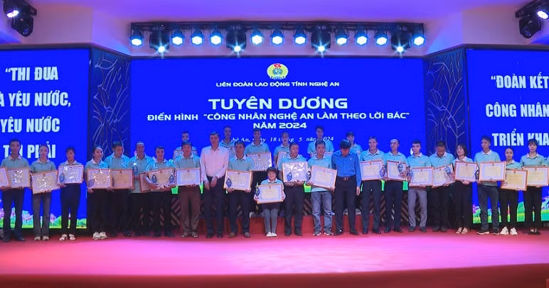 Tuyên dương các công nhân tiêu biểu. Tuyên dương các công nhân tiêu biểu.