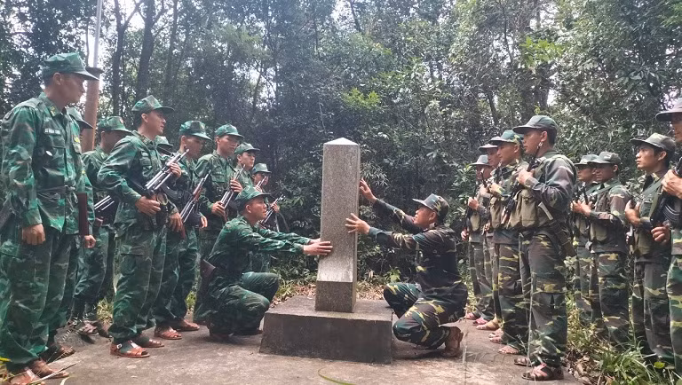 Kiểm tra hiện trạng cột mốc. Kiểm tra hiện trạng cột mốc.