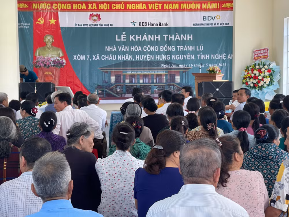 Các đại biểu và người dân dự lễ khánh thành nhà văn hóa cộng đồng tránh lũ xóm 7, xã Châu Nhân (Hưng Nguyên).