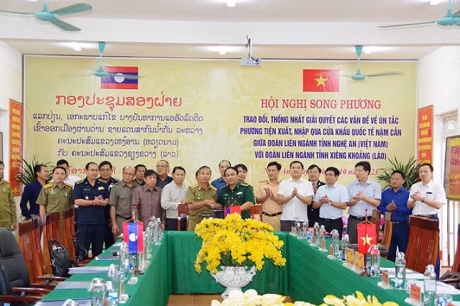 Trưởng đoàn hai bên trao biên bản ghi nhớ. Trưởng đoàn hai bên trao biên bản ghi nhớ.