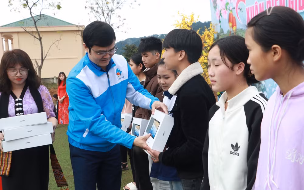 Trao 20 máy tính cho học sinh nghèo vượt khó học giỏi huyện Quế Phong.