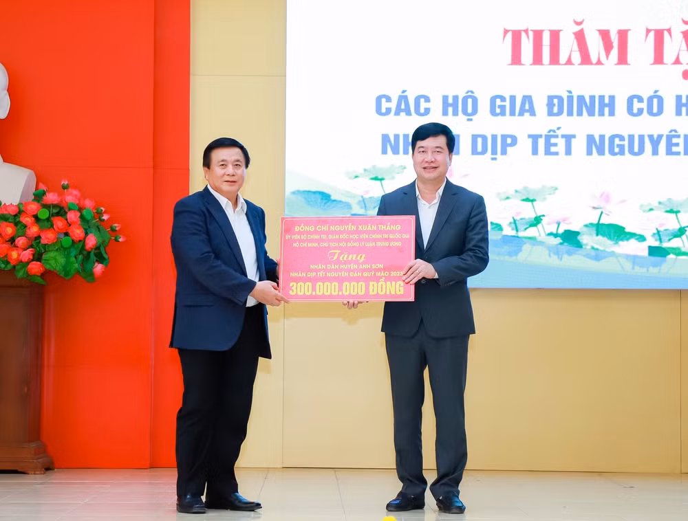 Tặng nhân dân huyện Anh Sơn 300 triệu đồng. Tặng nhân dân huyện Anh Sơn 300 triệu đồng.