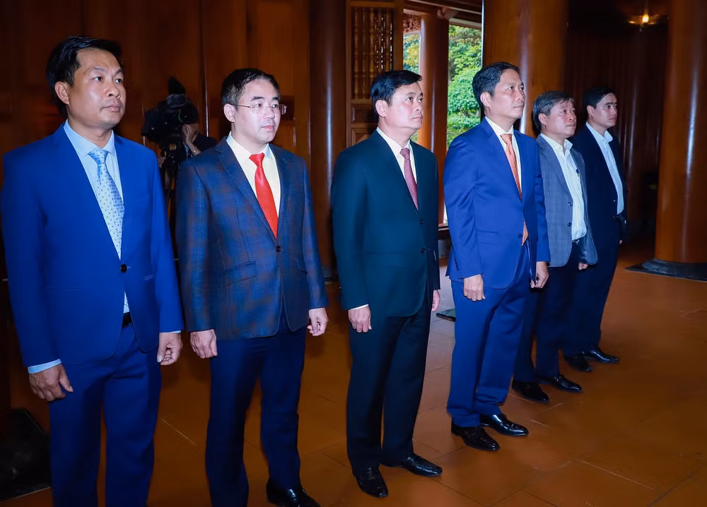Các đại biểu thực hiện nghi lễ tưởng niệm Chủ tịch Hồ Chí Minh. Các đại biểu thực hiện nghi lễ tưởng niệm Chủ tịch Hồ Chí Minh.