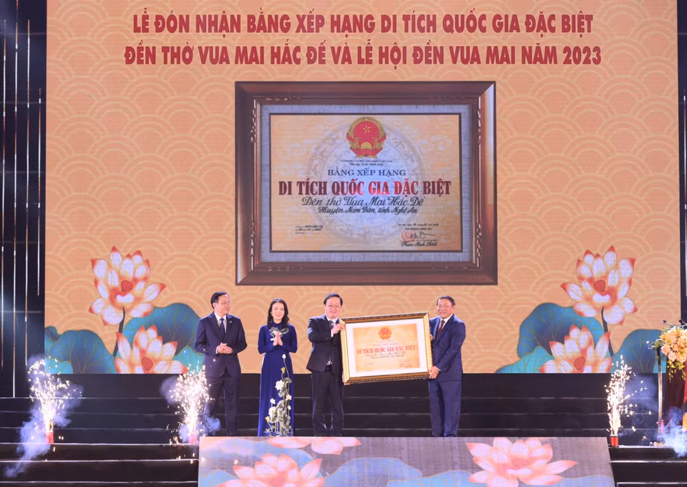 Bộ trưởng Văn hóa, Thể thao và Du lịch Nguyễn Văn Hùng trao bằng xếp hạng Di tích Quốc gia Đặc biệt đền thờ Vua Mai Hắc Đế. (Ảnh Đình Phượng) Bộ trưởng Văn hóa, Thể thao và Du lịch Nguyễn Văn Hùng trao bằng xếp hạng Di tích Quốc gia Đặc biệt đền thờ Vua Mai Hắc Đế. (Ảnh Đình Phượng)