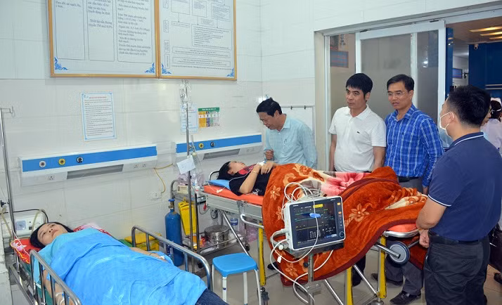 Lãnh đạo Sở Y tế Nghệ An và huyện Yên Thành chỉ đạo công tác cấp cứu và thăm hỏi bệnh nhân.