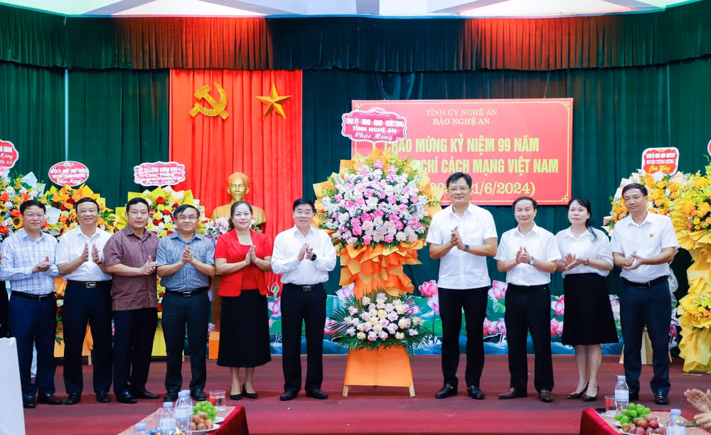Thường trực Tỉnh ủy Nghệ An tặng hoa chúc mừng lãnh đạo, cán bộ, phóng viên, người lao động Báo Nghệ An. Thường trực Tỉnh ủy Nghệ An tặng hoa chúc mừng lãnh đạo, cán bộ, phóng viên, người lao động Báo Nghệ An.