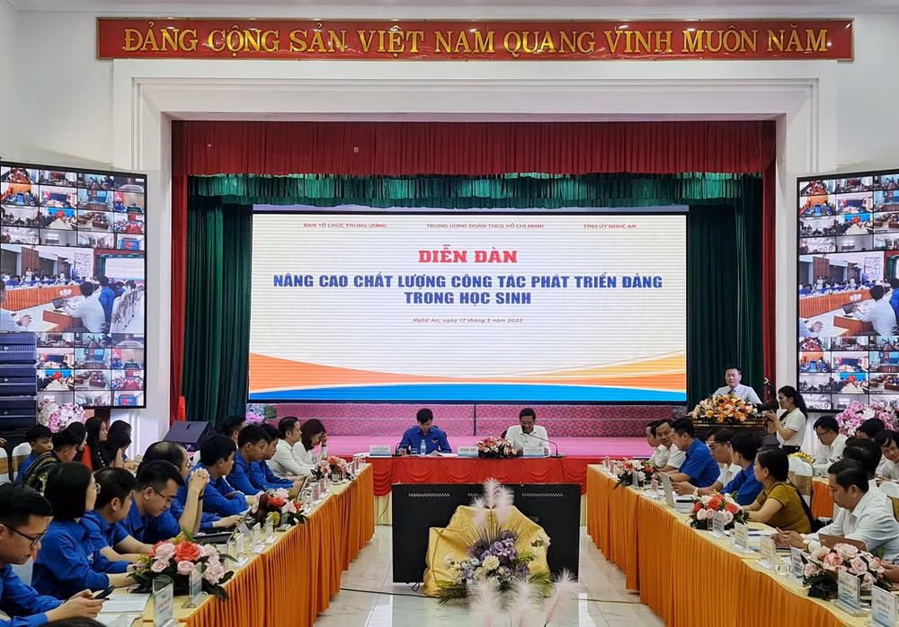 Toàn cảnh Diễn đàn "Nâng cao chất lượng công tác phát triển Đảng trong học sinh".