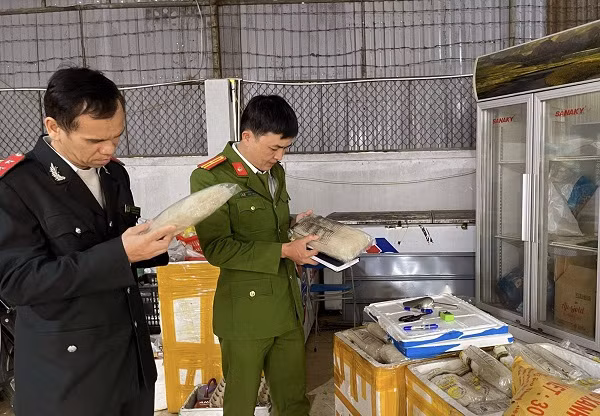 Đoàn liên ngành kiểm tra an toàn thực phẩm tại một cơ sở kinh doanh thủy sản. Đoàn liên ngành kiểm tra an toàn thực phẩm tại một cơ sở kinh doanh thủy sản.