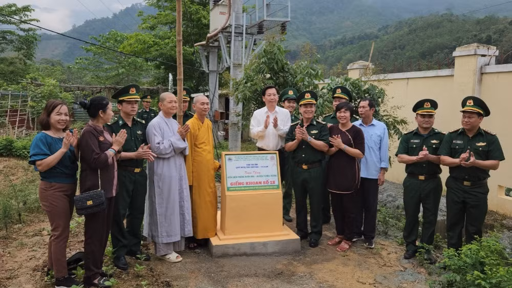 Bàn giao giếng nước sạch cho các trường học trên địa bàn Nhôn Mai.