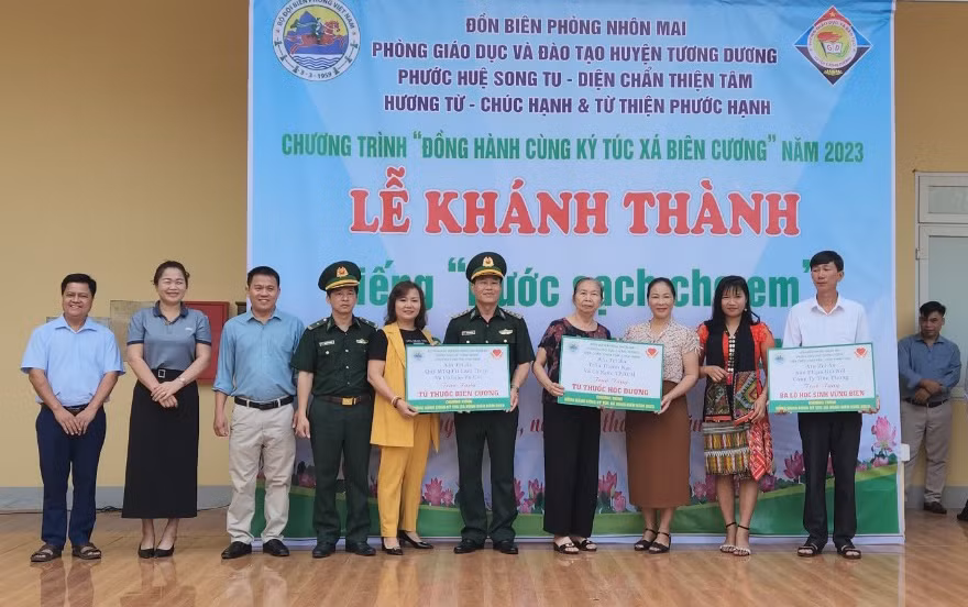 Trao tặng tủ thuốc biên cương cho Đồn biên phòng, nhà trường và người dân trên địa bàn.