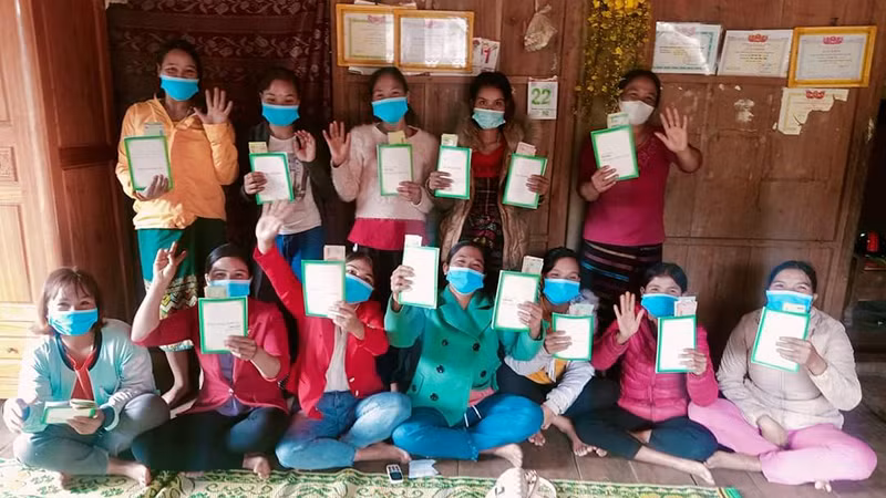 Phụ nữ dân tộc thiểu số tham gia mô hình tiết kiệm tín dụng thôn bản tự quản (VSLA) ở xã Tà Long, huyện Đakrông, Quảng Trị. (Ảnh: CARE Việt Nam)