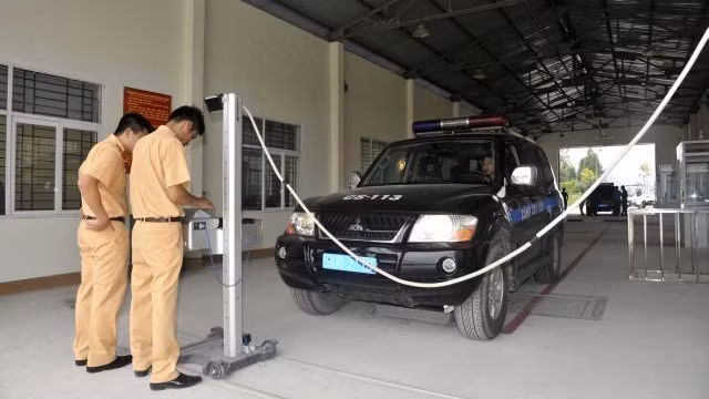 Lực lượng Cảnh sát giao thông kiểm định xe ô-tô.