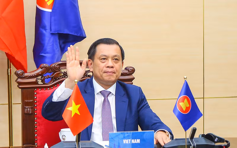 Đại diện Đoàn Việt Nam biểu quyết thông qua về mặt nguyên tắc Tuyên bố CLMTV về Liên thông chế độ bảo hiểm xã hội cho người lao động di cư. (Ảnh: Molisa)