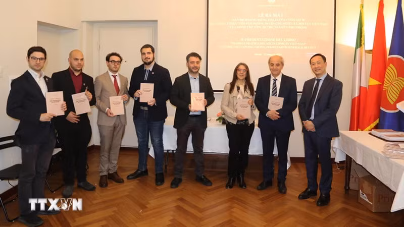 Đại sứ Việt Nam tại Italia Dương Hải Hưng trao tặng bản dịch tiếng Italia cuốn sách “Lý luận và thực tiễn con đường đi lên Chủ nghĩa xã hội của Việt Nam” của Tổng Bí thư Nguyễn Phú Trọng cho các đại biểu. (Ảnh: TTXVN)