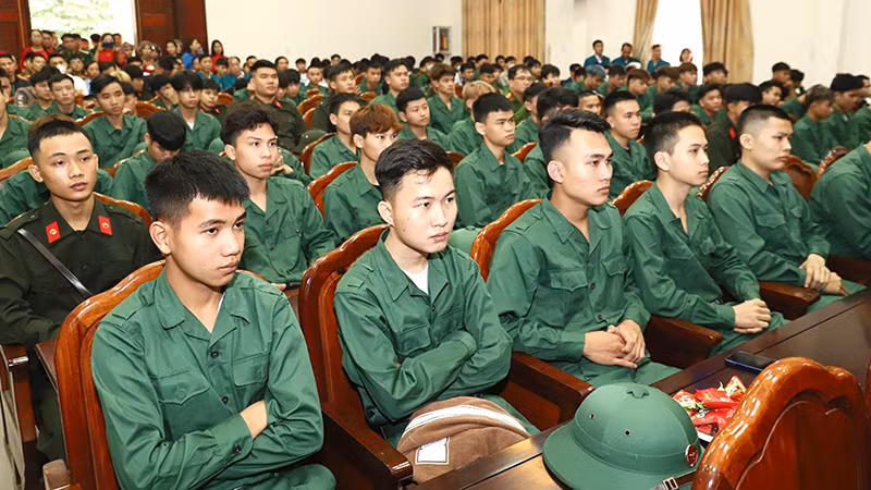 Huyện Hương Sơn, Hà Tĩnh tổ chức lễ gặp mặt, giao lưu, tặng quà cho thanh niên lên đường nhập ngũ năm 2024.