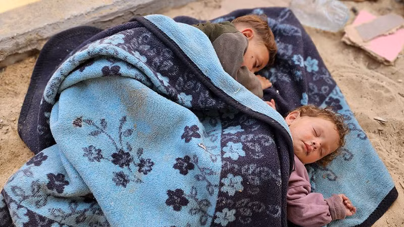Trẻ em ngủ ngoài trời ở al-Mawasi, phía nam Dải Gaza. (Ảnh: UNICEF) 
