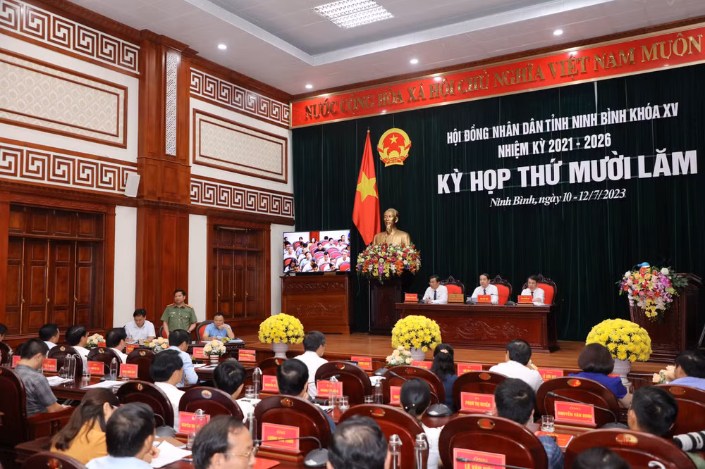 Đồng chí Đặng Trọng Cường, Giám đốc Công an tỉnh trả lời các câu hỏi của đại biểu liên quan đến vấn đề an toàn phòng cháy, chữa cháy trên địa bàn tỉnh. (Ảnh: Nguyễn Nam) Đồng chí Đặng Trọng Cường, Giám đốc Công an tỉnh trả lời các câu hỏi của đại biểu liên quan đến vấn đề an toàn phòng cháy, chữa cháy trên địa bàn tỉnh. (Ảnh: Nguyễn Nam)