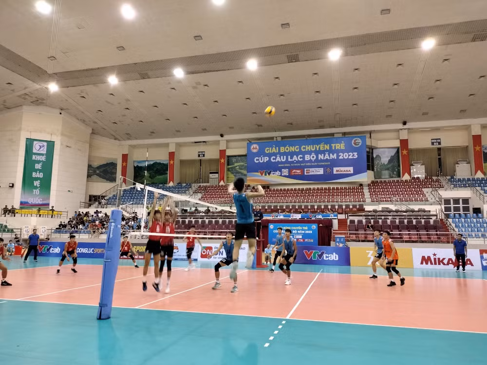 Câu lạc bộ bóng chuyền trẻ Ninh Bình giành chiến thắng Câu lạc bộ bóng chuyền trẻ Hà Tĩnh với tỷ số 3-0 tại trận khai mạc. (Ảnh: Văn Lúa)