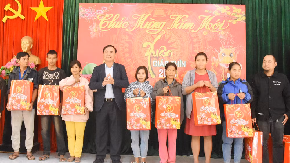 Đồng chí Võ Văn Hưng tặng quà Tết cho các hộ nghèo xã A Ngo.