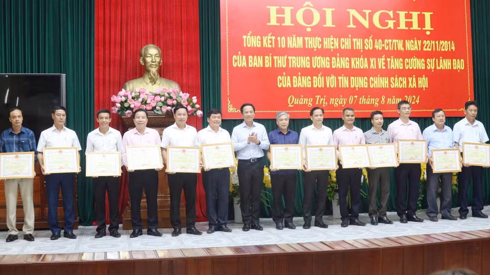 Phó Chủ tịch Ủy ban nhân dân tỉnh Quảng Trị Hoàng Nam trao Bằng khen của Chủ tịch Ủy ban nhân dân tỉnh cho các cá nhân có thành tích xuất sắc trong thực hiện Chỉ thị 40. Phó Chủ tịch Ủy ban nhân dân tỉnh Quảng Trị Hoàng Nam trao Bằng khen của Chủ tịch Ủy ban nhân dân tỉnh cho các cá nhân có thành tích xuất sắc trong thực hiện Chỉ thị 40.