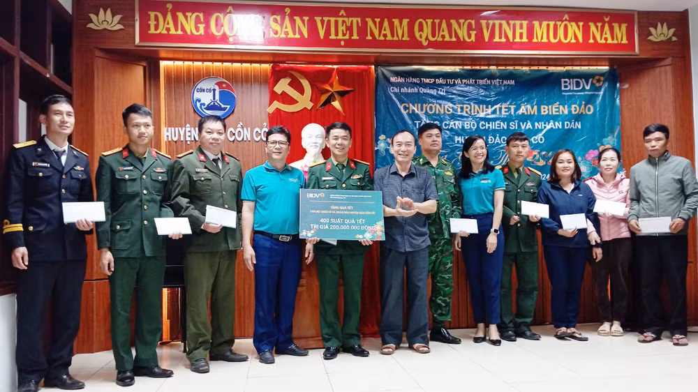 Cán bộ BIDV Chi nhánh Quảng Trị tặng quà cho cán bộ, chiến sĩ, nhân dân trên đảo Cồn Cỏ trước sự chứng kiến của lãnh đạo huyện.