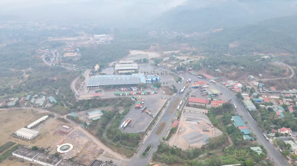 Toàn cảnh khu vực hai tỉnh dự định xây dựng Khu Kinh tế thương mại xuyên biên giới Lao Bảo-Đensavẳn. Toàn cảnh khu vực hai tỉnh dự định xây dựng Khu Kinh tế thương mại xuyên biên giới Lao Bảo-Đensavẳn.