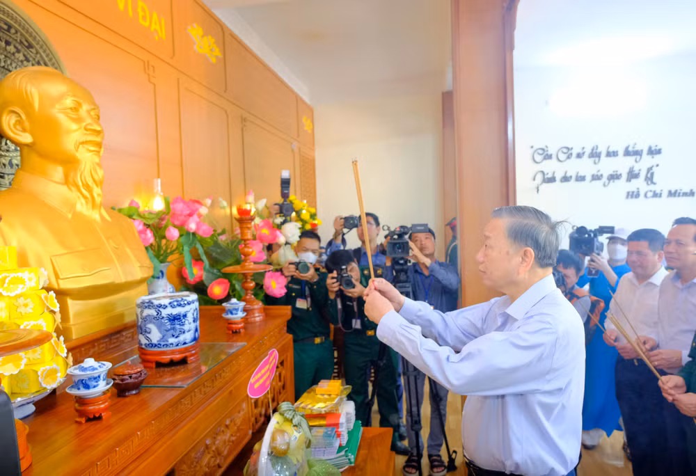Tổng Bí thư, Chủ tịch nước Tô Lâm dâng hương tại nhà tưởng niệm Bác Hồ ở đảo Cồn Cỏ.