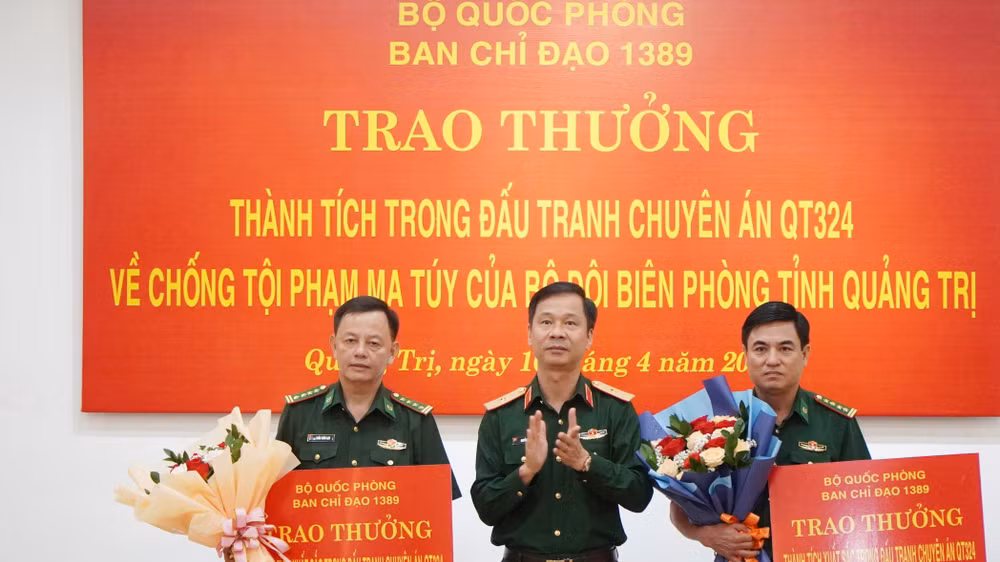 Thiếu tướng Nguyễn Thanh Huy, Cục trưởng Cục Điều tra hình sự Bộ Quốc phòng trao tiền thưởng 40 triệu đồng cho mỗi đơn vị tham gia phá án.